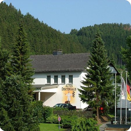 Altes Doktorhaus - Hotel Garni วิลลิงเงิน ภายนอก รูปภาพ